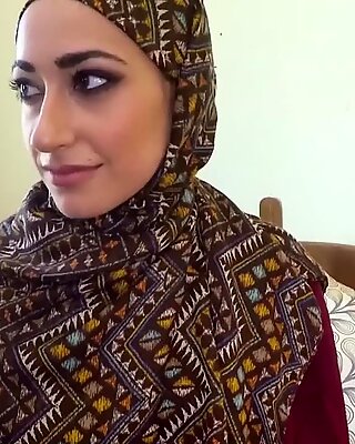 Araberin-Frau in Hijab hat Sex mit großem Mann