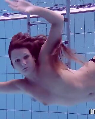 Люси снимает бикини в бассейне
