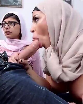 Araberin Ehefrau saugt Penis