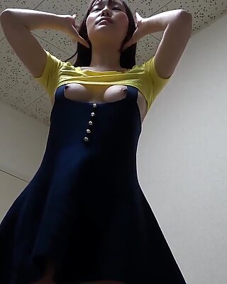 Naked Japanilainen Sarina Kurokawa pukeutuu