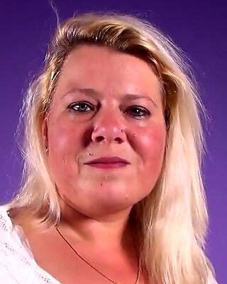 Dispettosa olandese donna bella e grassa mamma che gioca con bagnata figa