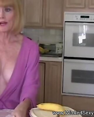 Interrumpiendo abuelitas en la cocina con sexo.