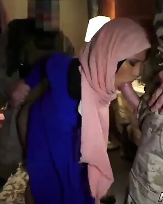 Danza árabe y maduras madre muchacha trabajadora local