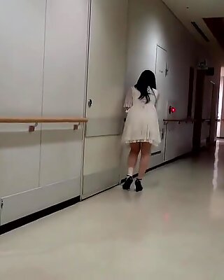 Γιαπωνέζα κορίτσι ξετυλίγει τον επίδεσμο από τον τραυματισμένο αστράγαλό της