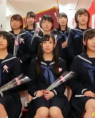 Schoolgirls Jepang berkumpul dan memiliki Seks Kelompok tepat di sekolah.