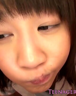 Japoneză schoolgirl stimlat cu degetul before sex oral