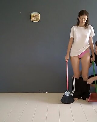 Elle devient des pantalons tout en faisant des tâches ménagères